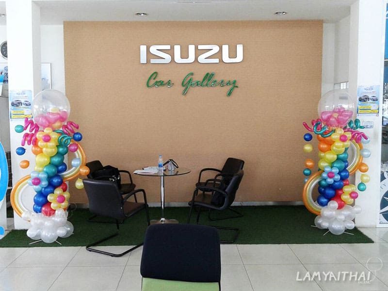 เสาลูกโป่งตกแต่งหลากสีคู่ประดับมุมรับรองลูกค้าในโชว์รูม ISUZU Car Gallery