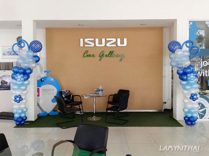 เสาลูกโป่งตกแต่งโทนสีฟ้าขาวคู่ ในโชว์รูม Isuzu Car Gallery