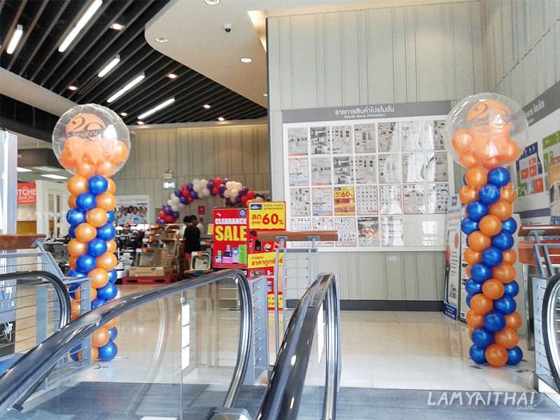 ต้นลูกโป่งสีน้ำเงินส้มคู่ ตกแต่งโปรโมชั่นในห้างสรรพสินค้า