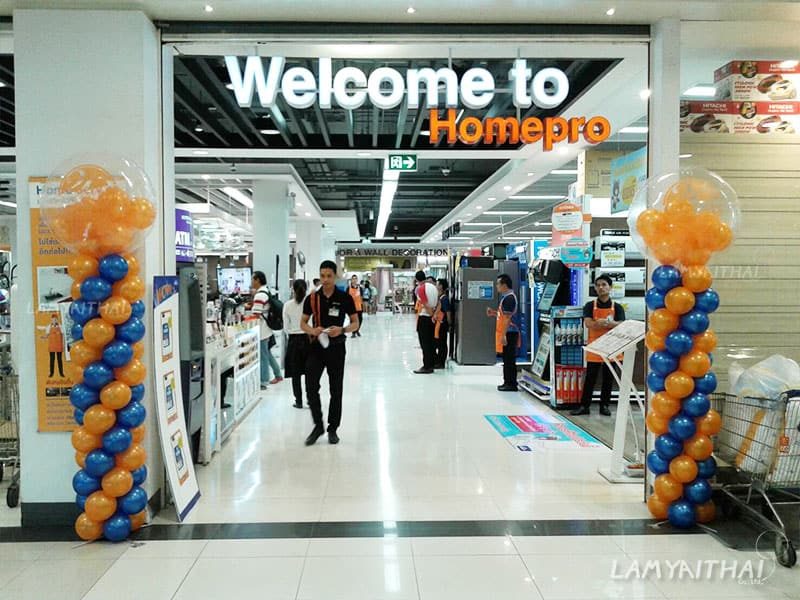 ต้นลูกโป่งสีส้มน้ำเงิน ตกแต่งทางเข้าร้าน HomePro ในห้างสรรพสินค้า