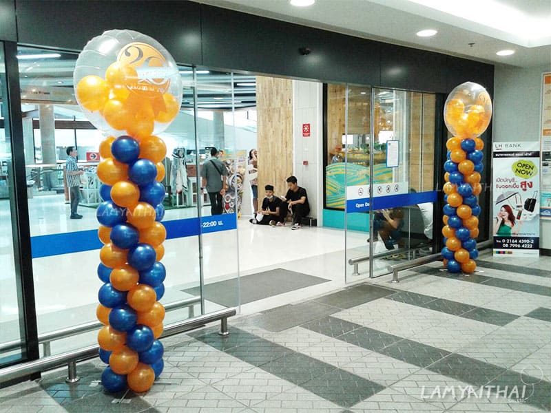 ต้นลูกโป่งสีส้มน้ำเงินตกแต่งทางเข้าร้านในห้างสรรพสินค้า