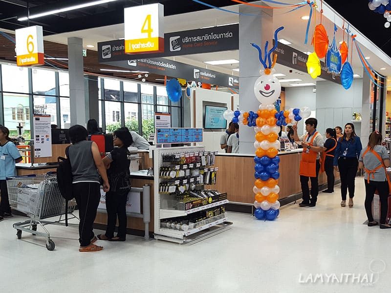 เสาลูกโป่งรูปตัวตลกสีส้มฟ้าขาว ตกแต่งจุดชำระเงินในห้างสรรพสินค้า