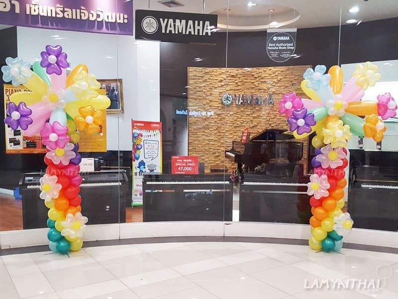 เสาลูกโป่งดอกไม้หลากสีคู่ตกแต่งหน้าร้านเปียโน Yamaha ในห้างสรรพสินค้า