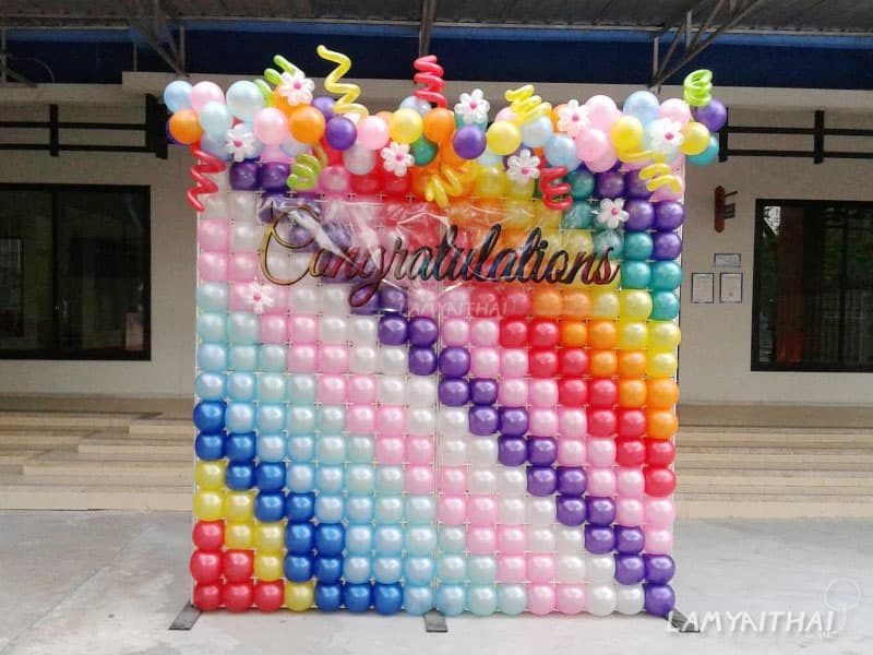 กำแพงลูกโป่งหลากสีข้อความ Congratulations ตกแต่งงานแสดงความยินดี