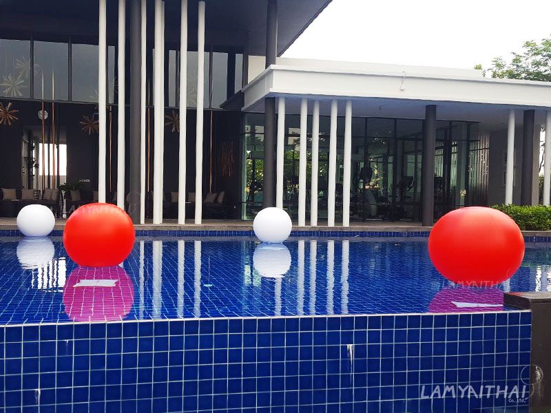 ลูกโป่งตกแต่งทรงกลมสีแดงขาวลอยน้ำประดับสระว่ายน้ำโครงการบ้าน