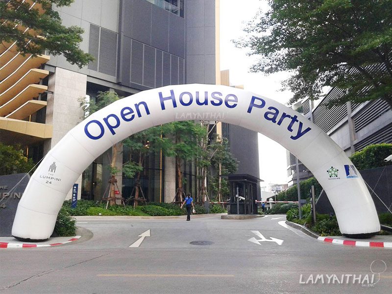 ซุ้มพองลมสีขาวข้อความ Open House Party หน้าโครงการคอนโด The Lumpini 24