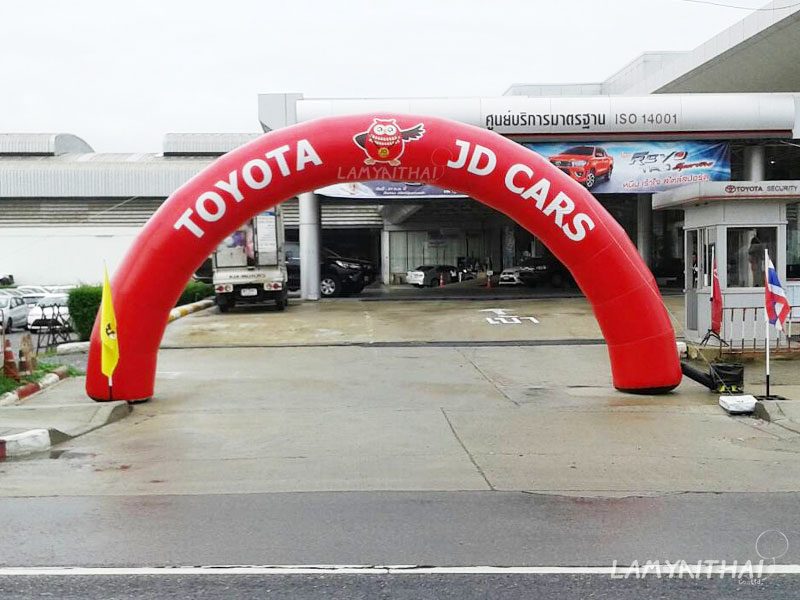 ซุ้มพองลมสีแดง Toyota JD Cars หน้าศูนย์บริการรถยนต์