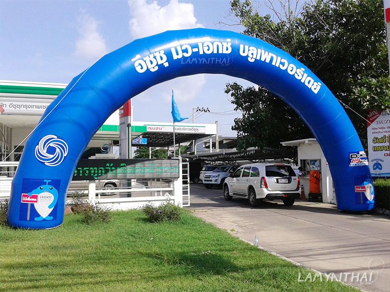 ซุ้มพองลมสีน้ำเงิน อีซูซุ มิว-เอ็กซ์ บลูเพาเวอร์เดย์ หน้าศูนย์บริการอีซูซุ
