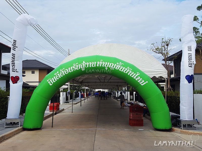 ซุ้มพองลมสีเขียวคู่ตุ๊กตาโบกสีขาวหน้างานทำบุญขึ้นบ้านใหม่