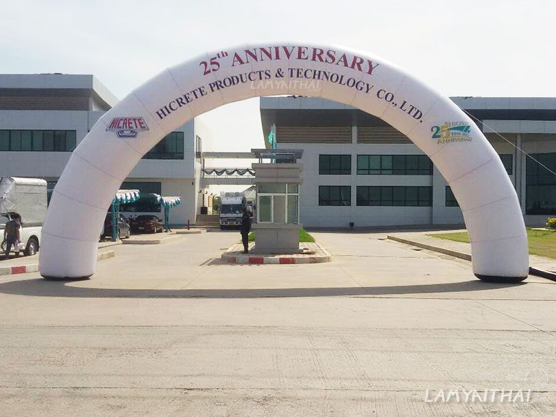 ซุ้มพองลมสีขาว งานครบรอบ 25th Anniversary Hicrete หน้าอาคารโรงงาน