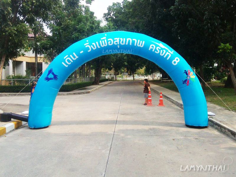 ซุ้มพองลมสีฟ้างานเดิน-วิ่งเพื่อสุขภาพครั้งที่ 8 บนถนนในสวน