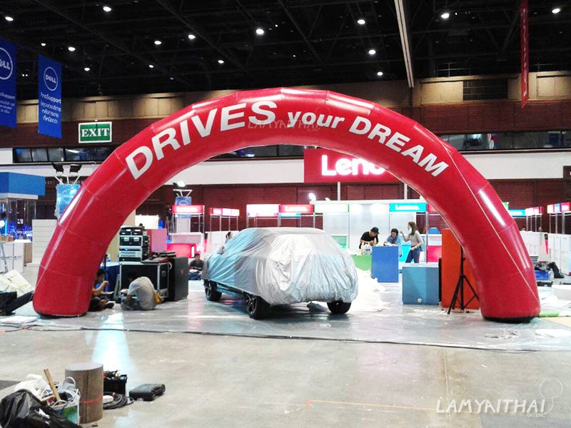 ซุ้มพองลมสีแดงข้อความ Drives your Dream ในงานแสดงสินค้ารถยนต์