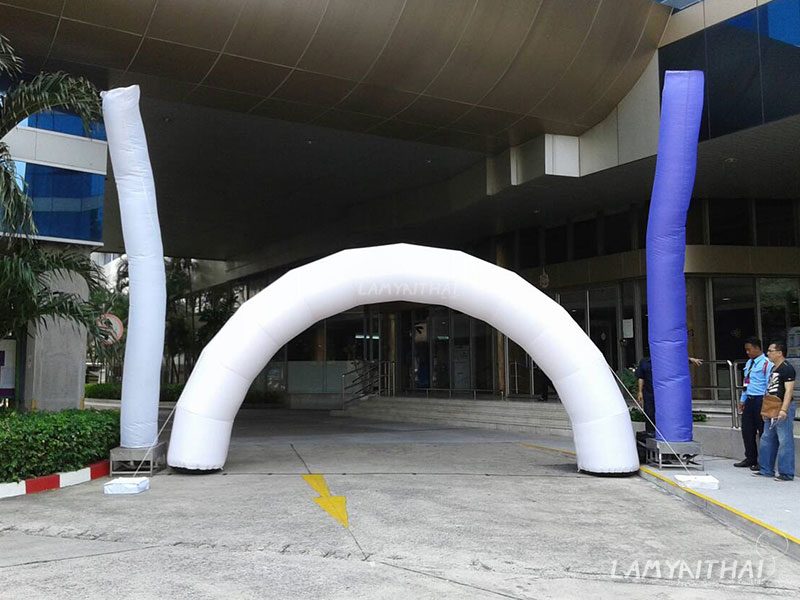 ซุ้มพองลมโค้งสีขาวพร้อมสกายทูปสีขาวม่วง หน้าทางเข้าอาคาร