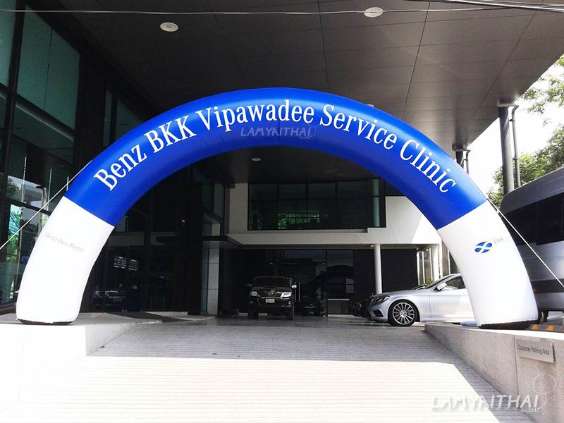ซุ้มพองลมสีน้ำเงินขาว Benz BKK Vipawadee Service Clinic หน้าโชว์รูมเบนซ์