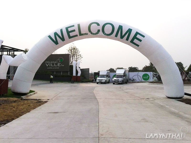 ซุ้มพองลมสีขาวข้อความ WELCOME หน้าโครงการบ้านพฤกษาวิลล์