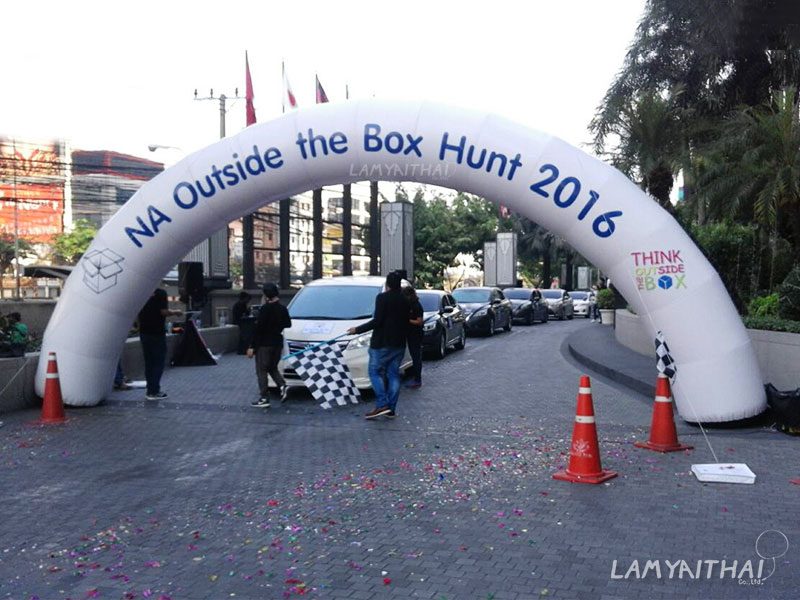 ซุ้มพองลมสีขาวงานแรลลี่ NA Outside the Box Hunt 2016 จุดปล่อยตัวรถ
