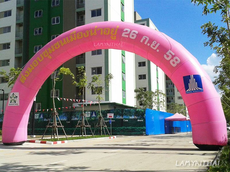 ซุ้มพองลมสีชมพู งานส่งมอบชุมชนเมืองน่าอยู่ หน้าอาคารการเคหะ