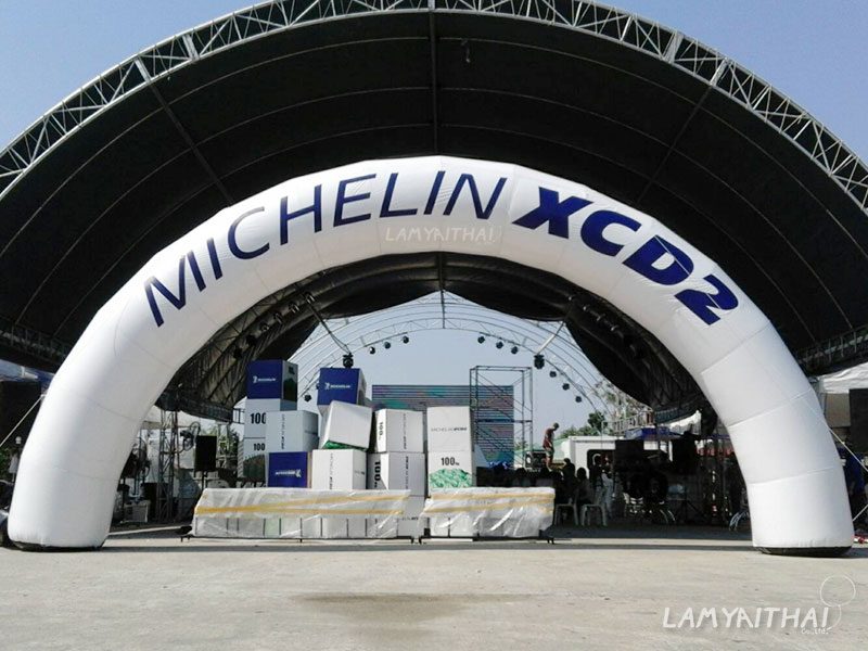 ซุ้มพองลมสีขาวพิมพ์ MICHELIN XCD2 หน้าเวทีงานเปิดตัวสินค้า