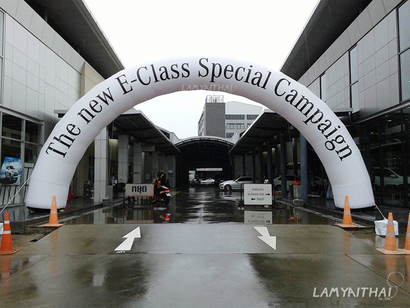ซุ้มพองลมสีขาว The new E-Class Special Campaign ที่ศูนย์บริการรถยนต์