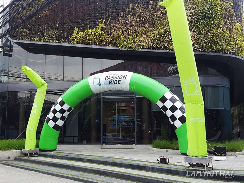 ซุ้มพองลมสีเขียวงาน Passion Ride พร้อมสกายทูป หน้าอาคารสำนักงาน