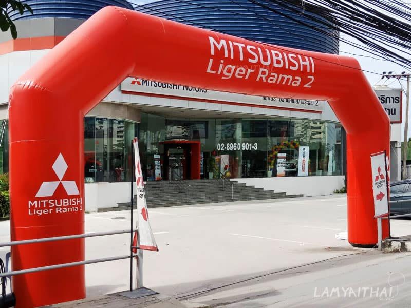 ซุ้มพองลมทรงเหลี่ยมสีแดง Mitsubishi Liger Rama 2 หน้าโชว์รูมรถยนต์