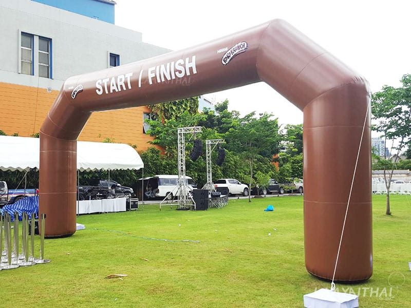 ซุ้มพองลมสีน้ำตาล START FINISH ในงานวิ่งสนามหญ้ากลางแจ้ง