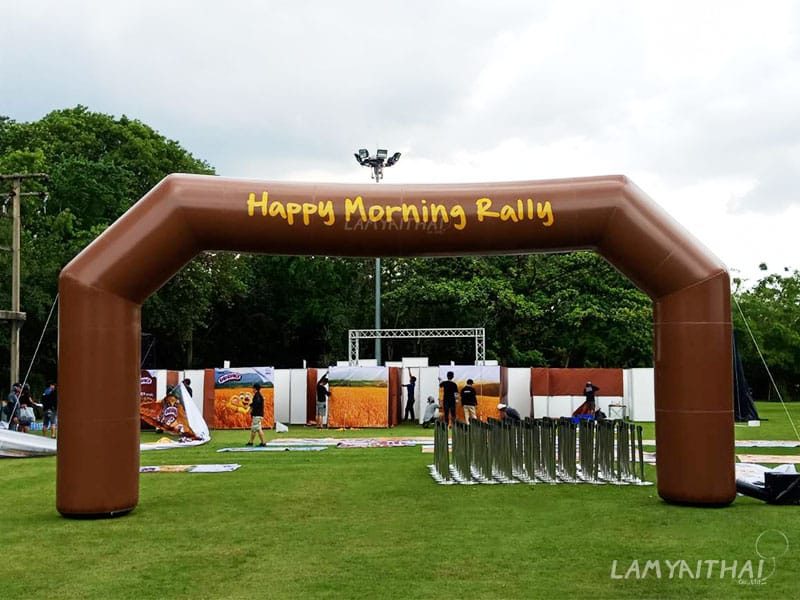 ซุ้มพองลมทรงเหลี่ยมสีน้ำตาล งาน Happy Morning Rally กลางสนามหญ้า