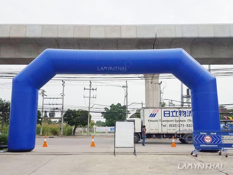 ซุ้มพองลมทรงเหลี่ยมสีน้ำเงินขนาดใหญ่ตั้งริมถนนหน้างานอีเวนท์