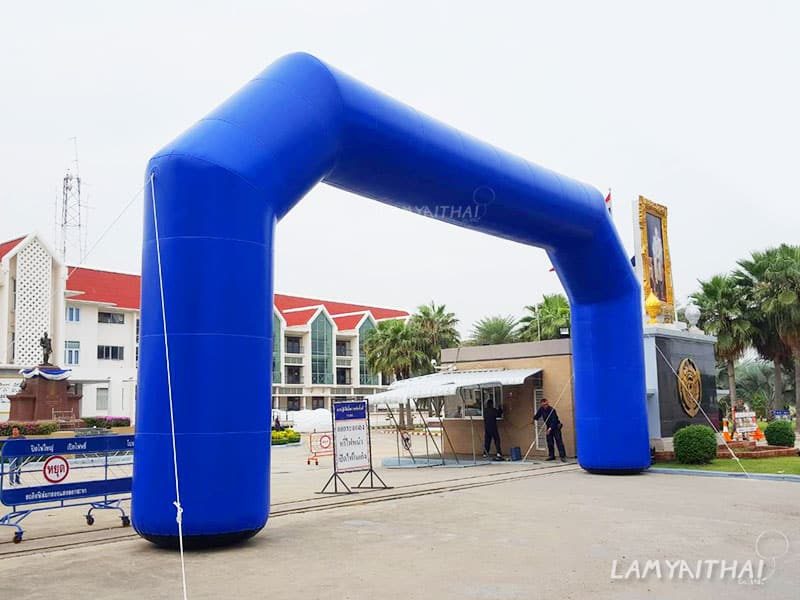 ซุ้มพองลมทรงเหลี่ยมสีน้ำเงินขนาดใหญ่ติดตั้งหน้าทางเข้าสถานที่ราชการ