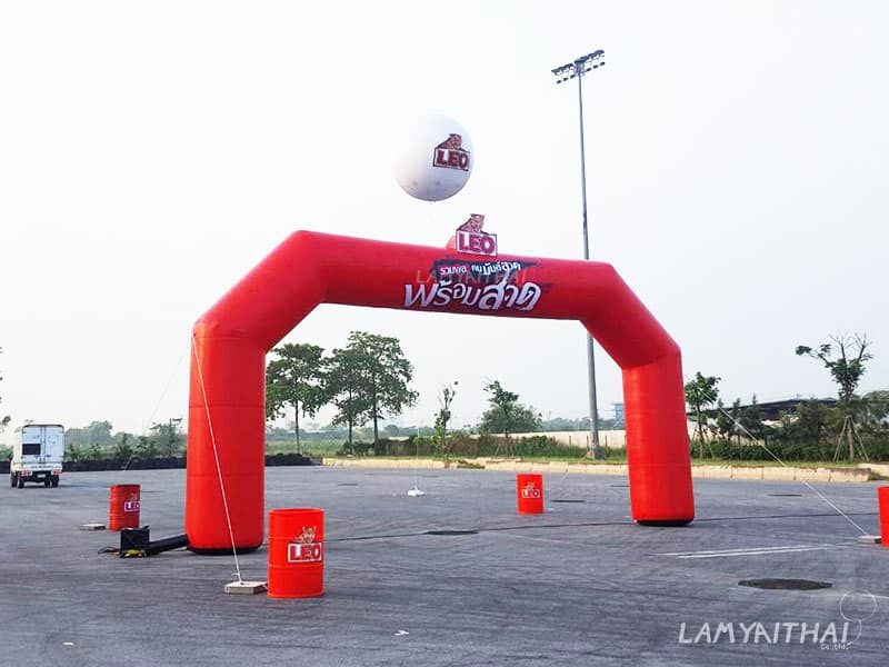 ซุ้มพองลมสีแดงเบียร์ LEO พร้อมสาด ในลานจัดงานสงกรานต์กลางแจ้ง