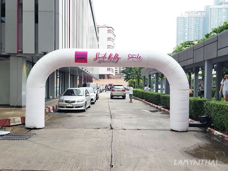 ซุ้มพองลมสีขาวงาน Smile Rally จุดปล่อยตัวคาราวานรถยนต์
