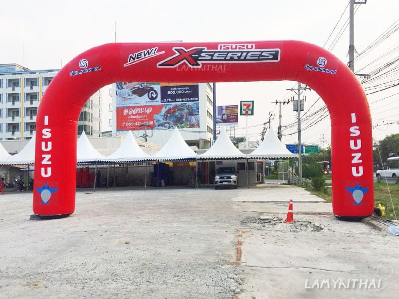 ซุ้มพองลมสีแดง ISUZU X-SERIES หน้าเต็นท์งานแสดงรถยนต์