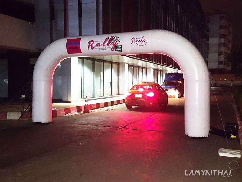 ซุ้มพองลมสีขาวจุดปล่อยตัวงานแรลลี่ Rally Smile Club ยามค่ำคืน
