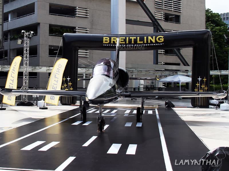 ซุ้มพองลมทรงเหลี่ยมสีดำ Breitling พร้อมเครื่องบินเจ็ต ในงานเปิดตัวสินค้า