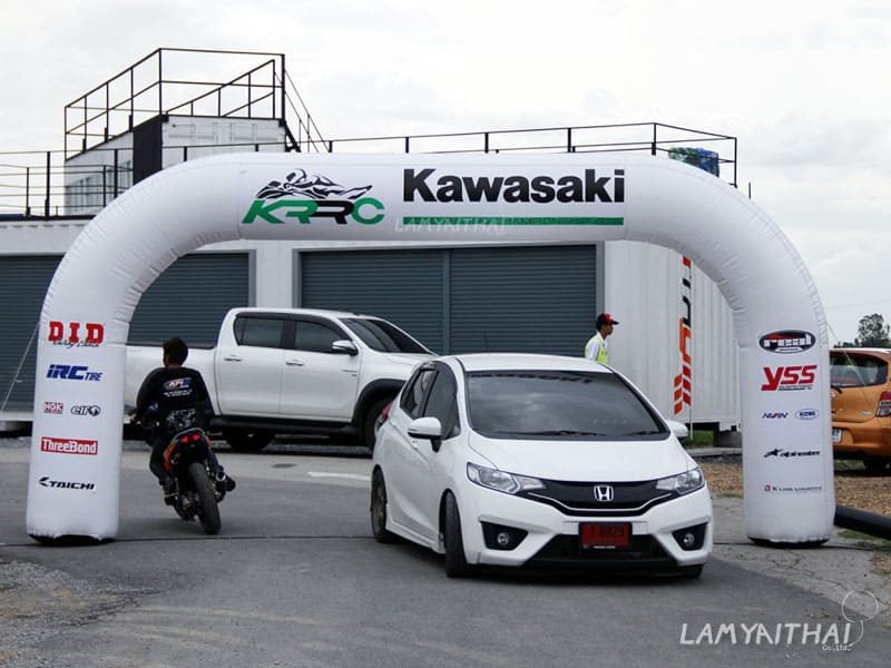 ซุ้มพองลมสีขาว Kawasaki KRRC ทางเข้าสนามแข่งรถมอเตอร์ไซค์