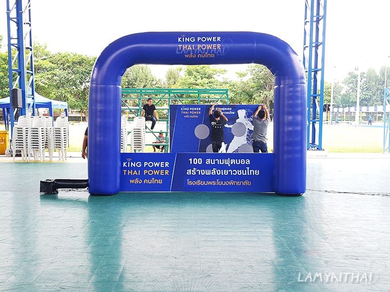 ซุ้มพองลมสีน้ำเงิน King Power Thai Power ในสนามกีฬา