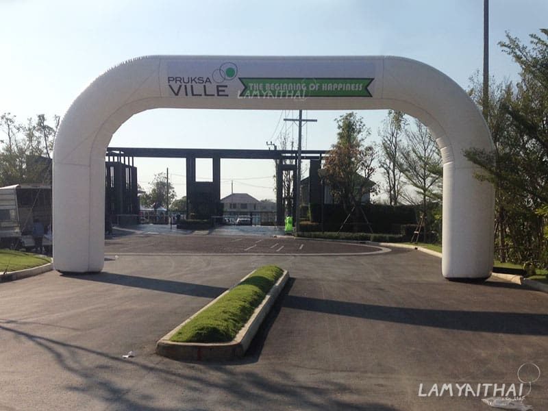 ซุ้มพองลมสีขาวพิมพ์โลโก้ Pruksa Ville หน้าทางเข้าโครงการบ้าน