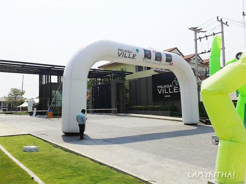 ซุ้มพองลมสีขาว Pruksa Ville หน้าทางเข้าโครงการบ้าน