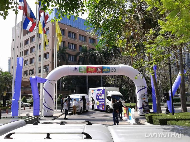 ซุ้มพองลมสีขาวม่วงคู่สกายทูป ในงานกิจกรรมหน้าอาคารสำนักงาน
