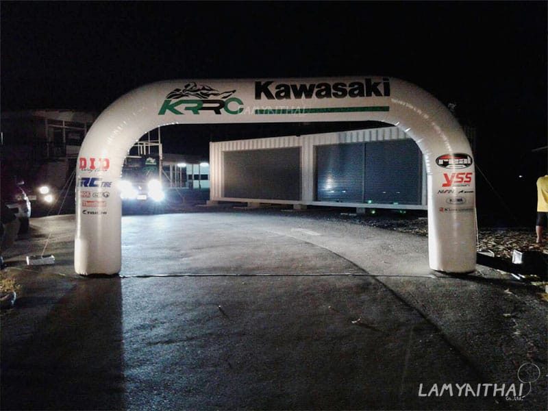 ซุ้มพองลมสีขาว Kawasaki งานแข่งรถมอเตอร์ไซค์ยามค่ำคืน