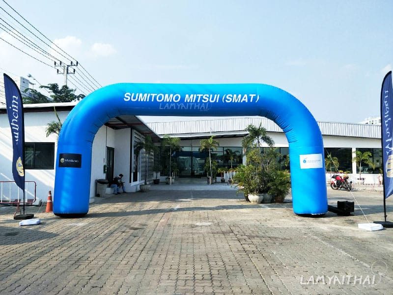 ซุ้มพองลมสีฟ้าข้อความ SUMITOMO MITSUI หน้าอาคารสำนักงานโรงงาน