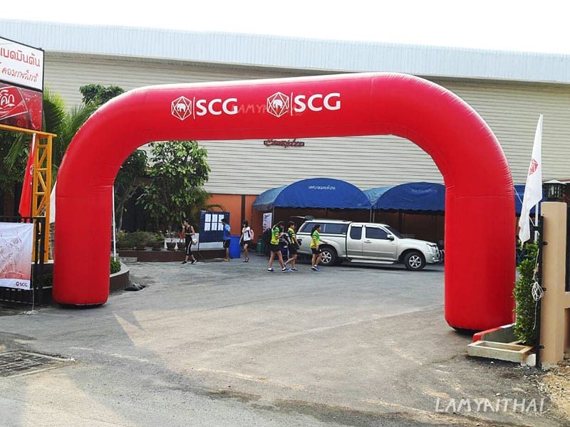 ซุ้มพองลมสีแดง SCG หน้าทางเข้างานกิจกรรมของบริษัท