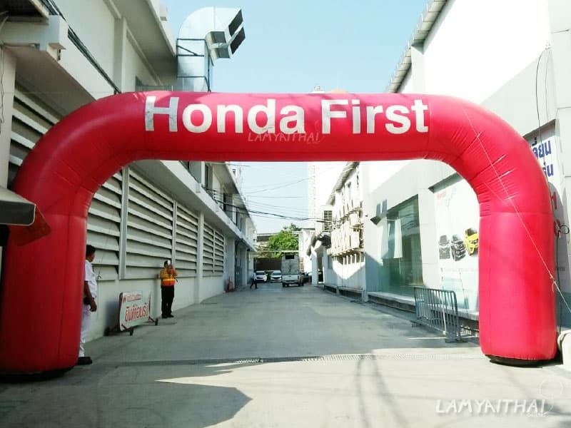 ซุ้มพองลมสีแดงข้อความ Honda First ติดตั้งหน้าศูนย์บริการรถยนต์