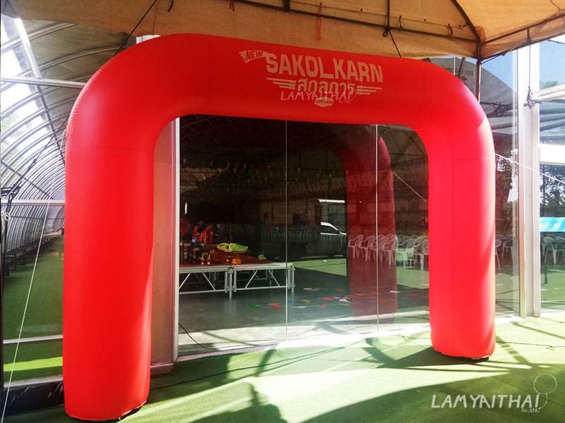 ซุ้มพองลมทรงเหลี่ยมสีแดง Sakolkarn ตั้งใต้เต็นท์งานอีเวนต์