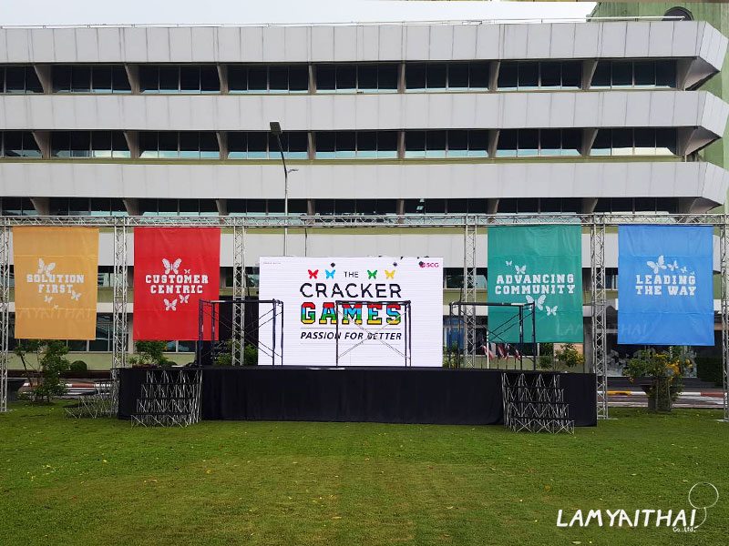 ป้ายผ้าดรอปเอฟเฟคเปิดงาน The Cracker Games บนเวทีโครงทรัสกลางแจ้ง