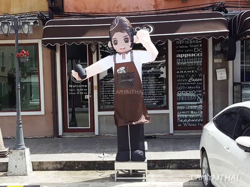 ตุ๊กตาโบกรูปสาวบาริสต้าใส่ผ้ากันเปื้อนน้ำตาล หน้าร้านกาแฟ