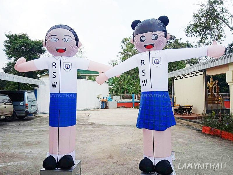 ตุ๊กตาโบกรูปนักเรียนชายหญิงชุดขาวกระโปรงน้ำเงินคู่หน้าโรงเรียน