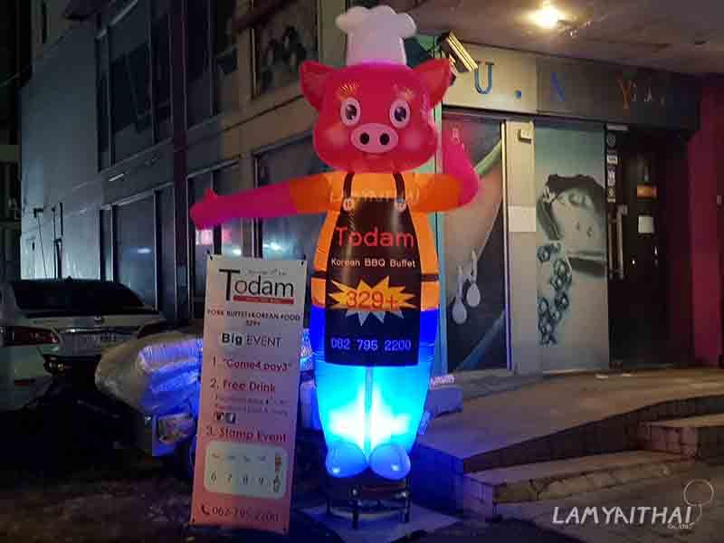 ตุ๊กตาโบกรูปหมูใส่หมวกเชฟมีไฟ หน้าร้านบุฟเฟ่ต์ Todam Korean BBQ