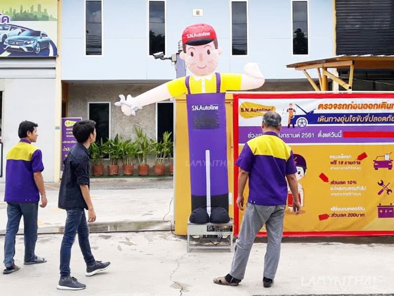 ตุ๊กตาโบกรูปช่างซ่อมรถ S.N.Autoline หน้าศูนย์บริการรถยนต์