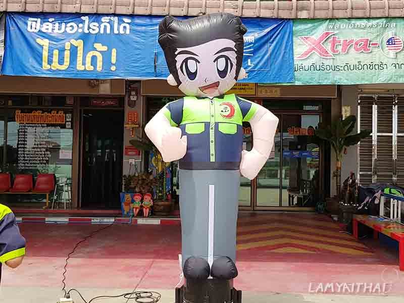 ตุ๊กตาโบกรูปหนุ่มช่างใส่เสื้อกั๊ก หน้าร้านฟิล์มกรองแสงรถยนต์